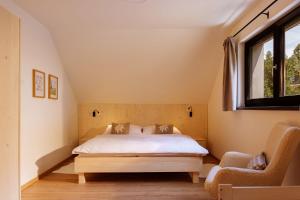 um quarto com uma cama e uma janela em BINDT chalets em Hnilčík mais 47 fotografias
