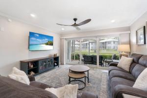 un salon avec un canapé et une télévision dans l'établissement Surfside Escape, à Marco Island