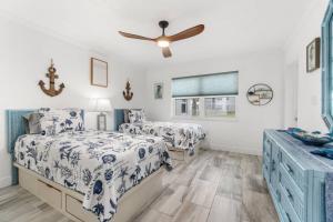 une chambre avec deux lits et un ventilateur de plafond dans l'établissement Surfside Escape, à Marco Island 39 autres photos