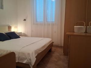 Postel nebo postele na pokoji v ubytování Apartment Edina Pag