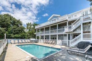 Swimmingpoolen hos eller tæt på Sunset Sonata C8928 - Luxury Soundfront Home, Pool