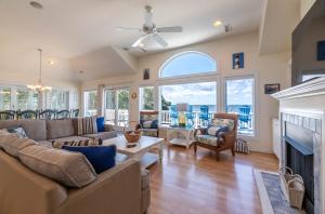 Et opholdsområde på Sunset Sonata C8928 - Luxury Soundfront Home, Pool