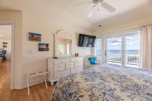 En eller flere senge i et værelse på Sunset Sonata C8928 - Luxury Soundfront Home, Pool + 80 billeder