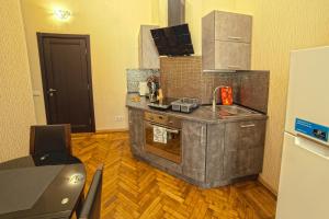 Кухня или мини-кухня в Apart Hotel Kvartira 1
