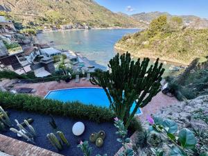 マッゼオにあるVilla Incanto di Mareのプールと川の空中写真