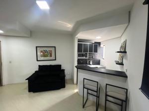 サンパウロにあるHotel Biena Ibirapuera UH901のキッチン、リビングルーム(黒いカウンタートップ付)