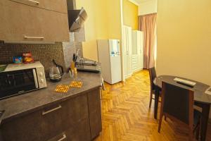 Кухня или мини-кухня в Apart Hotel Kvartira 1
