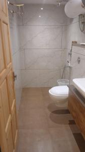 Koupelna v ubytování hotel Noida royal residency