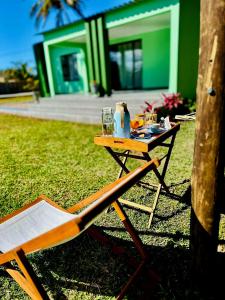 een picknicktafel in het gras met eten erop bij Bilene Harmony Home in Vila Praia Do Bilene