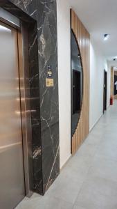 ヴルドニークにあるPOOL RESORT Vila Lena - Lux residence apartman 5の鏡とエレベーターのある廊下