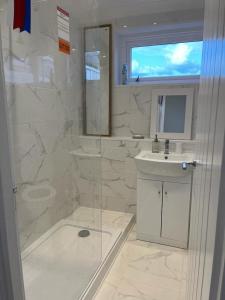 Bilik mandi di Central Worthing, seafront ,balcony flat