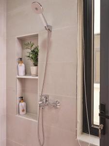 Gò CôngLà Lá 2 Vinhome Grand Park的浴室里有淋浴喷头的淋浴