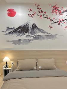 ein Schlafzimmer mit einem Gemälde eines Berges in der Unterkunft Relax Homestay 8 in Long Bình