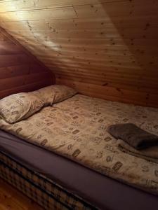 1 cama en el ático de una cabaña de madera en Private room at Camp Oinas, en Hammerfest