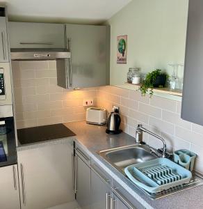 Η κουζίνα ή μικρή κουζίνα στο 204 Atlantic Bays, St Merryn