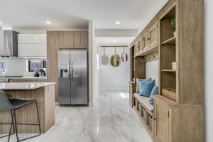 una cocina con refrigerador de acero inoxidable en Fox Sonata Downtown Pool House, en Fort Lauderdale