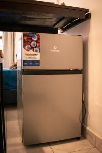 einen Kühlschrank unter einer Theke in einem Zimmer in der Unterkunft Numá Lior Departamentos - Casco Histórico in San Miguel de Tucumán