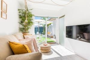 ein Wohnzimmer mit Sofa und Tisch in der Unterkunft Little LuxuryHouse Puerto de la Cruz in Puerto de la Cruz