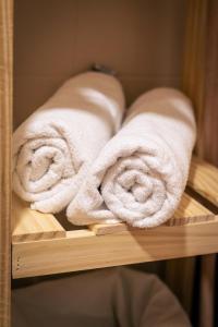 eine Gruppe Handtücher auf einem Holzregal in der Unterkunft Numá Lior Departamentos - Casco Histórico in San Miguel de Tucumán