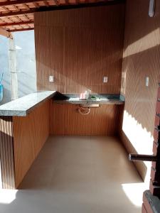 eine Küche mit einer Theke und einem Waschbecken in einem Zimmer in der Unterkunft Casa Morada Nobre2 in Barreirinhas