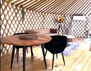 a room with a table and chairs in a yurt at Glamping ve vinici - Jurty zijumarcipan - Jižní Morava in Blučina
