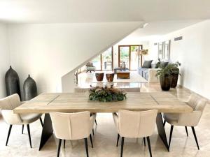 Un comedor con una gran mesa y sillas de madera. en Villa Horizonte - Luxury Above Puerto de Andratx, en Andratx