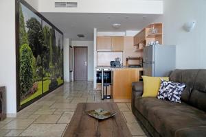 ein Wohnzimmer mit Couch und Küche in der Unterkunft Kaliakria resort view of the black sea in Topola