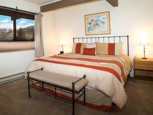 Postel nebo postele na pokoji v ubytování Lift One Condominiums - 1, 2, 3 Bedroom Units Adjacent To Downtown Aspen + 113 fotografií