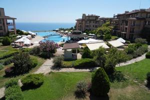 eine Luftaufnahme eines Resorts mit Swimmingpool in der Unterkunft Kaliakria resort view of the black sea in Topola