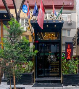 ein Restaurant mit Flaggen vor einem Gebäude in der Unterkunft İmza Hotel Suite in Istanbul