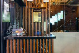 ein Restaurant mit einem Tisch vor einem Gebäude in der Unterkunft İmza Hotel Suite in Istanbul