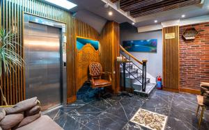 eine Lobby mit einem Stuhl und einer Treppe in der Unterkunft İmza Hotel Suite in Istanbul