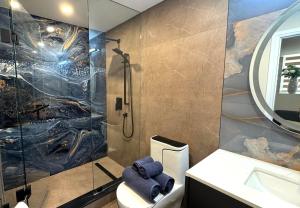 Un baño con ducha, inodoro y lavabo. en Luxury 2-Bedroom Designer Suite Richmond Hill Lake Wilcox, en Richmond Hill 41 fotos más