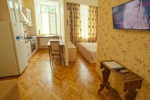 Кухня или мини-кухня в Apart Hotel Kvartira 1
