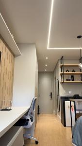 an office with a desk and a chair in a room at 505 - Studio moderno no Centro-Batel in Curitiba