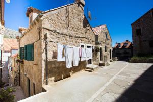 an alley with clothes hanging on a clothes line at Studio Amore in Dubrovnik