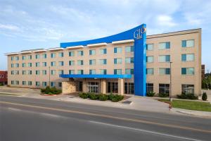 EnidにあるGLō Best Western Enid OK Downtown - Convention Center Hotelの青い看板が貼られた大型オフィスビル