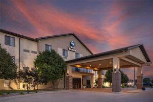 een weergave van een hotel met zonsondergang bij Best Western North Edge Inn in Dodge City