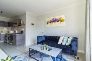 a living room with a blue couch and a table at Nom’s Amsterdam in Northriding