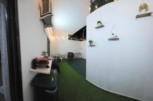 バーリにあるLa dimora di Achilleの緑のカーペット敷きの床と白い壁の部屋
