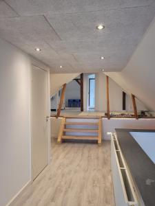 ein Dachzimmer mit einer Treppe und einer offenen Tür in der Unterkunft House Sea Beach Vacation Denmark Ferienhaus Dänemark Urlaub Privatunterkunft in Sarup