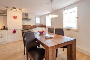 Kuchyň nebo kuchyňský kout v ubytování Ferienwohnungen Spiegel - Fewo mit Dachterrasse Mediterran 3