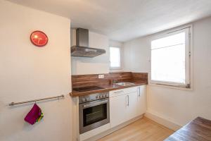 Kuchyň nebo kuchyňský kout v ubytování Ferienwohnungen Spiegel - Fewo mit Dachterrasse Mediterran 3 + 8 fotografií