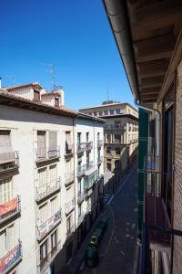 una ventana de un edificio con vistas a la calle en Balcon del Encierro, en Pamplona