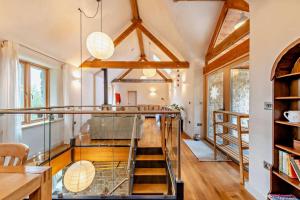 DarlingtonにあるLove Barnの部屋に螺旋階段があるガラスの家