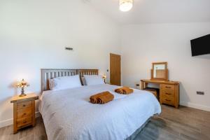 ein Schlafzimmer mit einem Bett mit zwei Handtüchern darauf in der Unterkunft Little Mead in Littleham