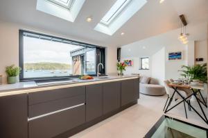 Televiisor ja/või meelelahutuskeskus majutusasutuses Waters Edge - Cornwall