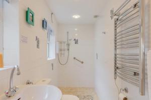 Ένα μπάνιο στο Glanmor South +10 φωτογραφίες