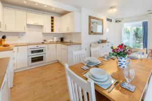 Nhà bếp/bếp nhỏ tại Trewollas Beach Cottage - Sennen
