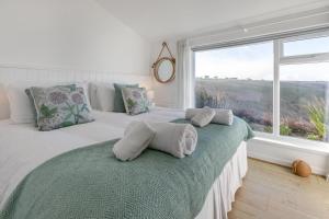 Giường trong phòng chung tại Trewollas Beach Cottage - Sennen